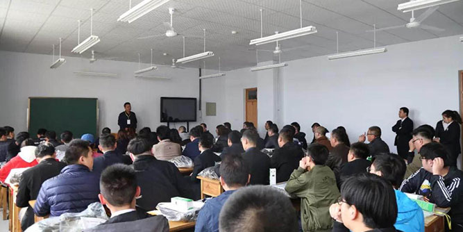 中国系统门窗专业人才培训班今日在临朐职教中心正式开学报到