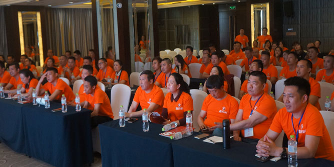 鑫盼盼集团2018年首届经销商培训会暨鑫盼盼国际尊品新品发布会顺利举行