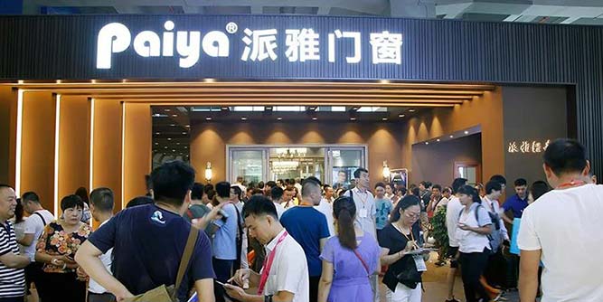 轻奢新主义丨人潮涌动中感受派雅门窗美的尊享！