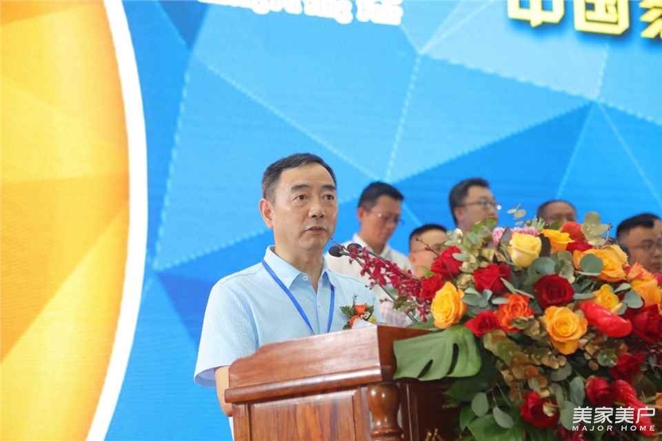 (广东省家具协会副会长兼秘书长张承志先生) (广东省家具协会副会长兼秘书长张承志先生)