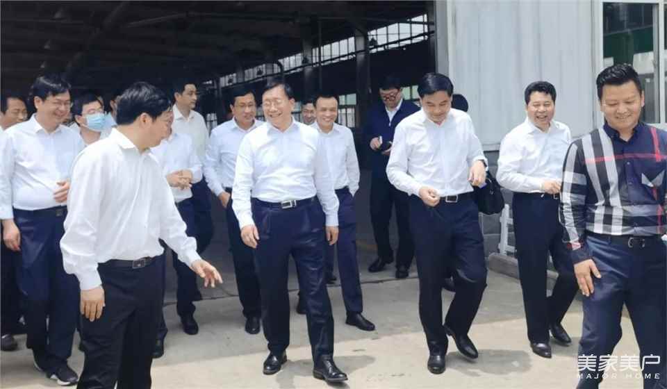 湖北省委副书记、代省长王忠林一行莅临千川木门视察调研