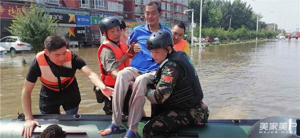 广东省门业协会党支部书记马建华  带领佛山南狮救援队驰援河南郑州、新乡