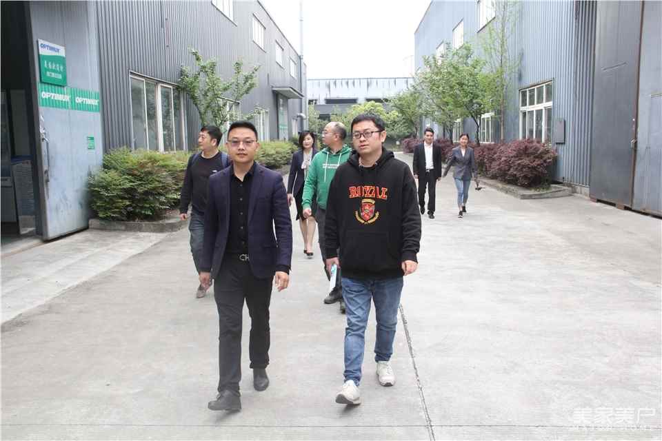 媒体探访团一行参观走访爱斯兰特门窗